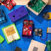 Placa eletrônica dentro de gabinete criado por inteligência artificial para impressão 3D