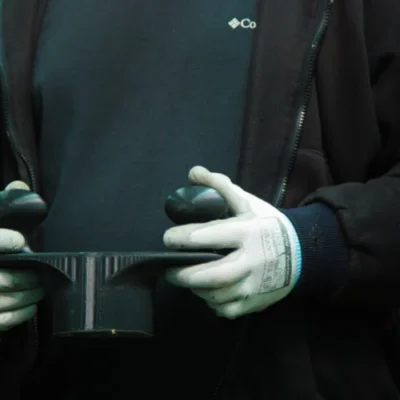 Trabalhador da General Motors utiliza ferramenta impressa em 3D na linha de montagem
