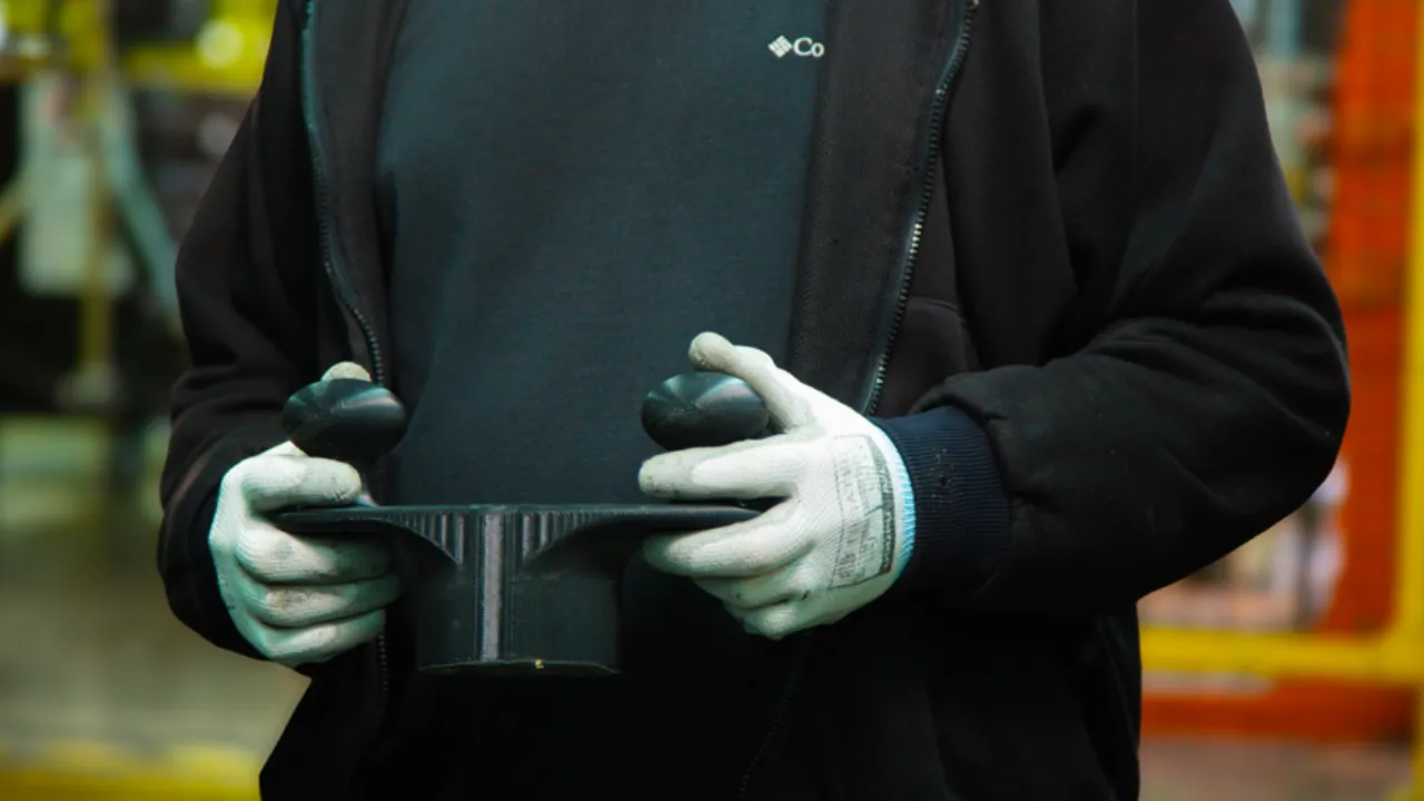 Trabalhador da General Motors utiliza ferramenta impressa em 3D na linha de montagem