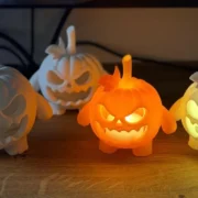 Abóboras e fantasmas decorativos produzidos por impressão 3D para o Halloween.