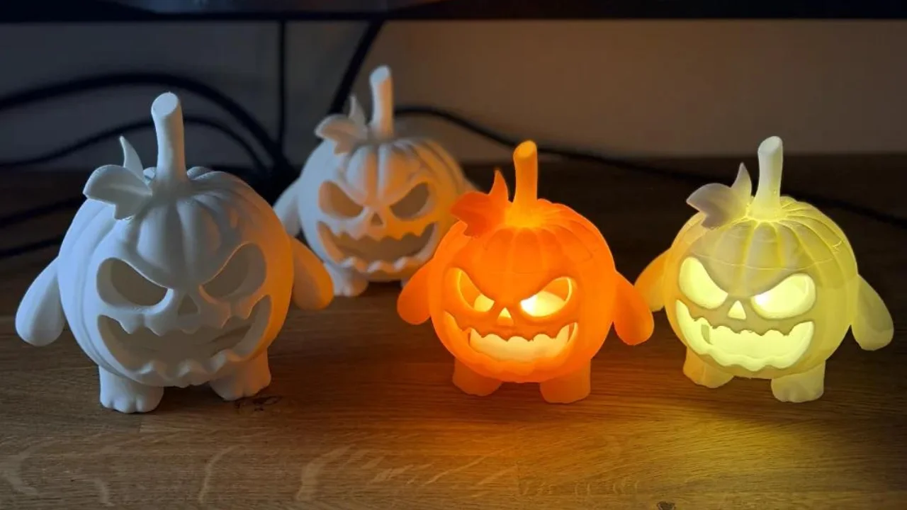 Abóboras e fantasmas decorativos produzidos por impressão 3D para o Halloween.