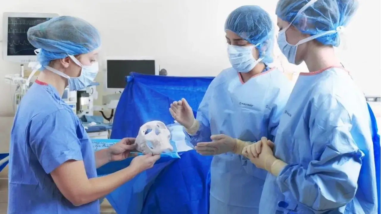 Profissional de saúde analisa modelo anatômico produzido por impressão 3D em hospital Profissional de saúde analisa modelo anatômico produzido por impressão 3D em hospital