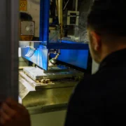 Impressora 3D híbrida de metal operando a bordo do porta-aviões USS Theodore Roosevelt