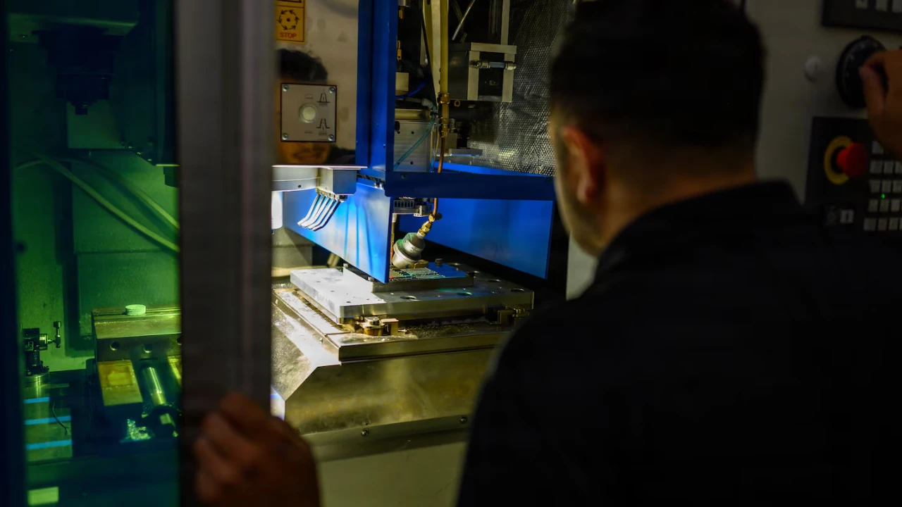  Impressora 3D híbrida de metal operando a bordo do porta-aviões USS Theodore Roosevelt