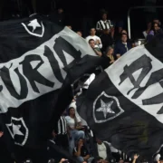 Torcida do Botafogo com bandeiras nas arquibancadas antes de Botafogo x Vasco