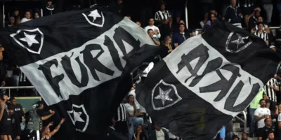 Torcida do Botafogo com bandeiras nas arquibancadas antes de Botafogo x Vasco