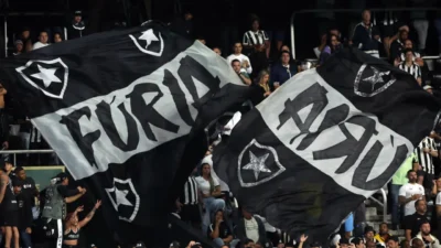 Torcida do Botafogo com bandeiras nas arquibancadas antes de Botafogo x Vasco