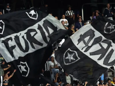 Torcida do Botafogo com bandeiras nas arquibancadas antes de Botafogo x Vasco