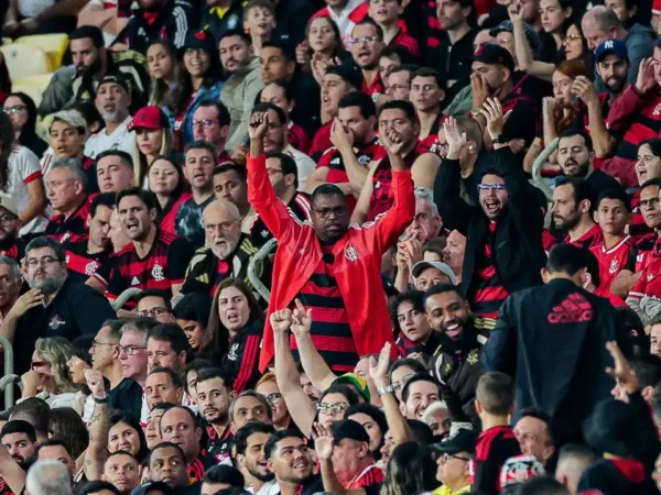 Torcida do Flamengo no Maracanã durante partida da Copa Libertadores
