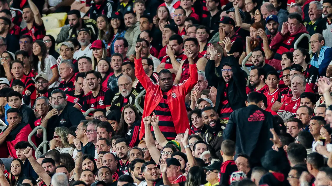 Torcida do Flamengo no Maracanã durante partida da Copa Libertadores
