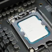 Placa-mãe Gigabyte da família B760 com soquete Intel LGA1700 e conectores de memória RAM.