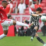 Jogadores de Internacional e Botafogo durante confronto da 32ª rodada do Campeonato Brasileiro de 2026 no Beira-Rio