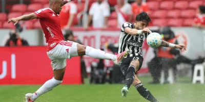 Jogadores de Internacional e Botafogo durante confronto da 32ª rodada do Campeonato Brasileiro de 2026 no Beira-Rio