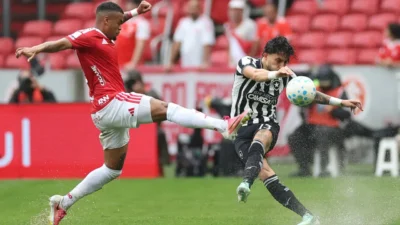 Jogadores de Internacional e Botafogo durante confronto da 32ª rodada do Campeonato Brasileiro de 2026 no Beira-Rio