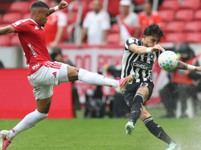 Jogadores de Internacional e Botafogo durante confronto da 32ª rodada do Campeonato Brasileiro de 2026 no Beira-Rio