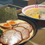 Cozinha virtual de Japanese Ramen Simulator com ingredientes e preparo de ramen japonês.