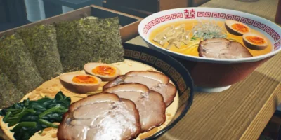 Cozinha virtual de Japanese Ramen Simulator com ingredientes e preparo de ramen japonês.