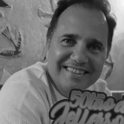 Jefferson da Linave, não resistiu aos tiros disparados por PMs contra seu carro na Avenida Brasil: ele fazia parte de um grupo político aliado a Flávio Bolsonaro, do PL, que defende a raspagem da numeração de munições