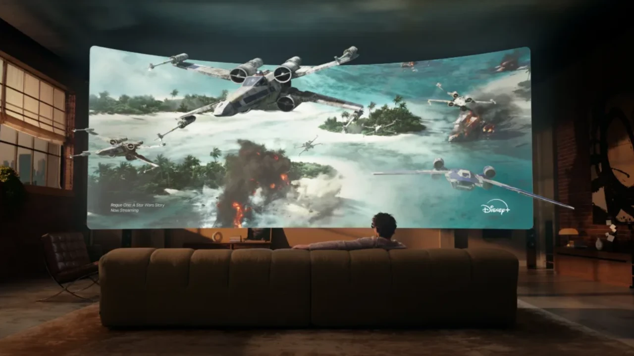 Pessoa assiste a filme em uma grande tela virtual usando Meta VR Glasses