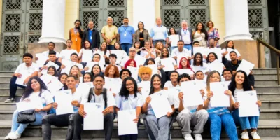 Jovens aprendizes da Clin participam de cerimônia de formatura na Câmara Municipal de Niterói, após concluírem cursos profissionalizantes em parceria com o Senai.