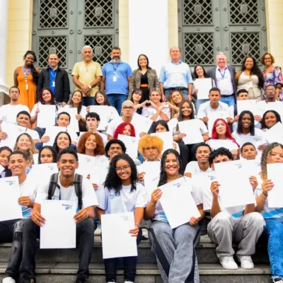 Jovens aprendizes da Clin participam de cerimônia de formatura na Câmara Municipal de Niterói, após concluírem cursos profissionalizantes em parceria com o Senai.