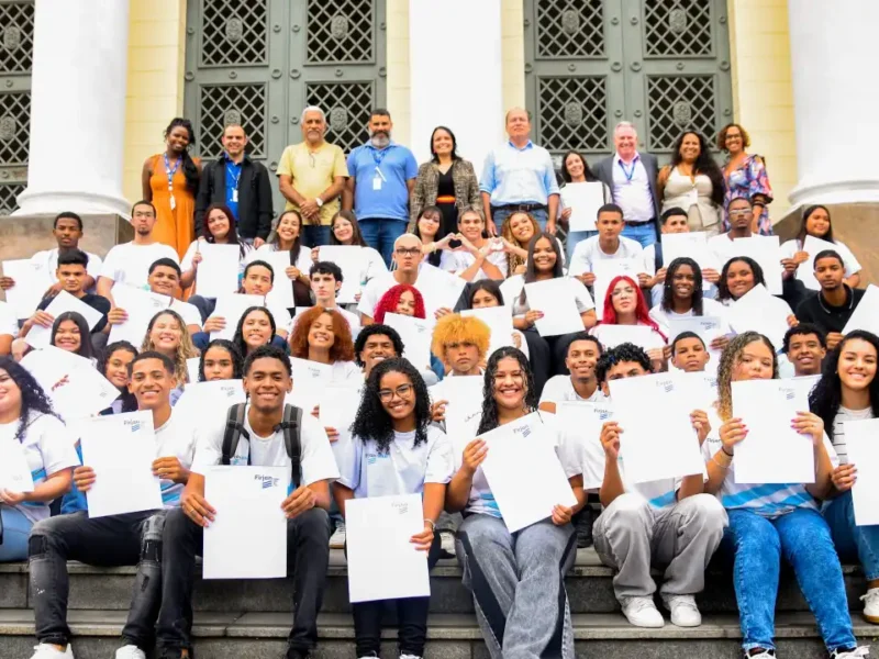Jovens aprendizes da Clin participam de cerimônia de formatura na Câmara Municipal de Niterói, após concluírem cursos profissionalizantes em parceria com o Senai.