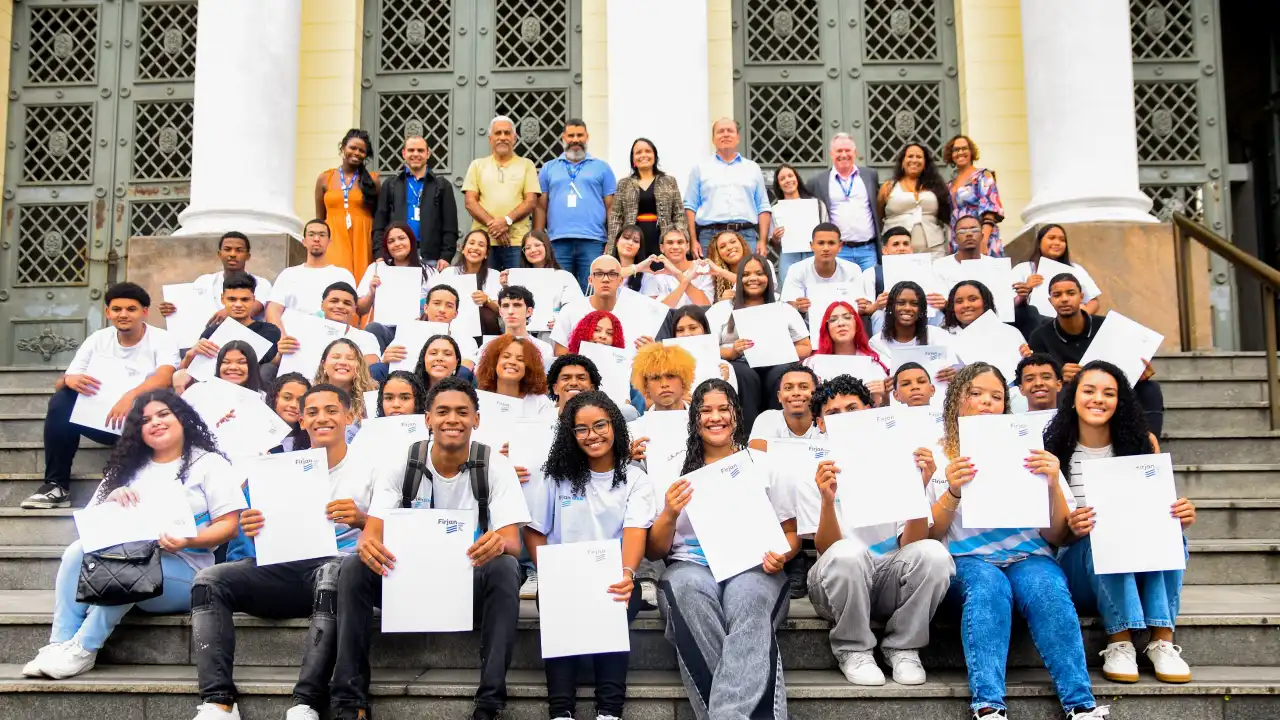 Jovens aprendizes da Clin participam de cerimônia de formatura na Câmara Municipal de Niterói, após concluírem cursos profissionalizantes em parceria com o Senai.