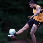 Justino, zagueiro de 20 anos do Botafogo, durante partida da temporada 2026