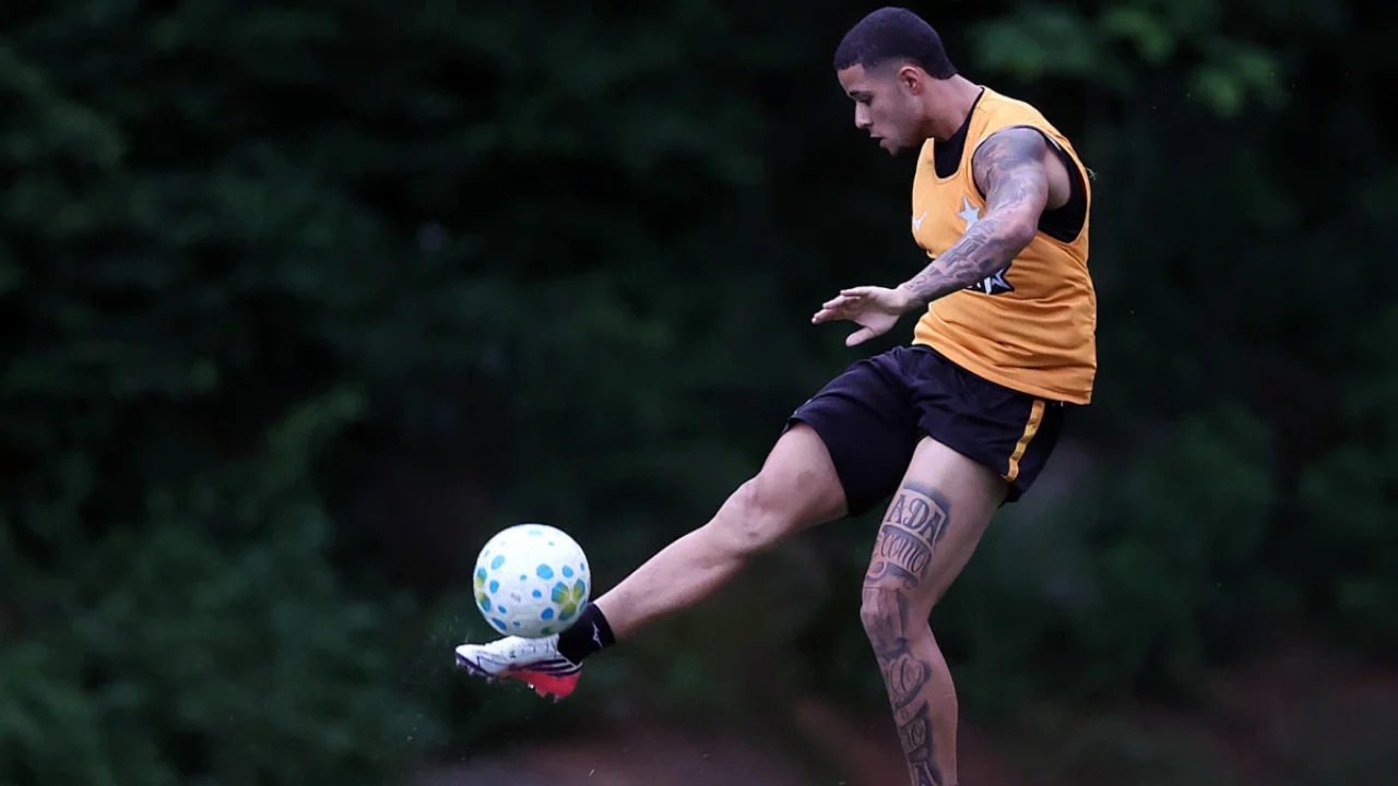 Justino, zagueiro de 20 anos do Botafogo, durante partida da temporada 2026 Justino, zagueiro de 20 anos do Botafogo, durante partida da temporada 2026