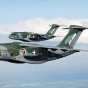 Avião militar KC-390 Millennium da Força Aérea Brasileira em voo, aeronave de transporte desenvolvida pela Embraer.