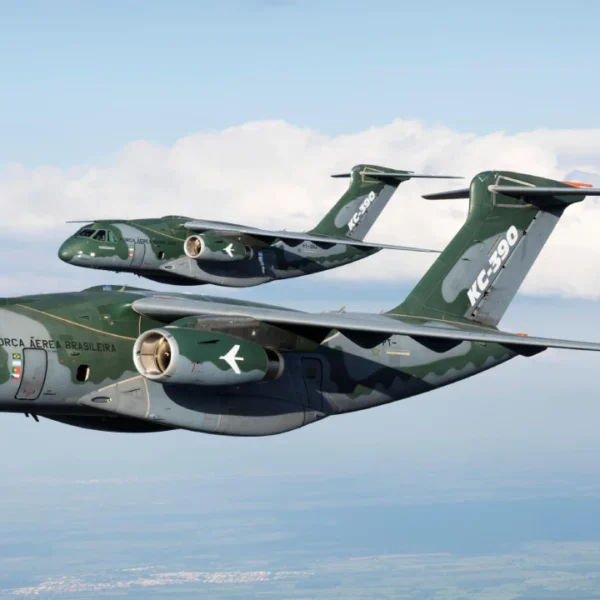 Avião militar KC-390 Millennium da Força Aérea Brasileira em voo, aeronave de transporte desenvolvida pela Embraer.