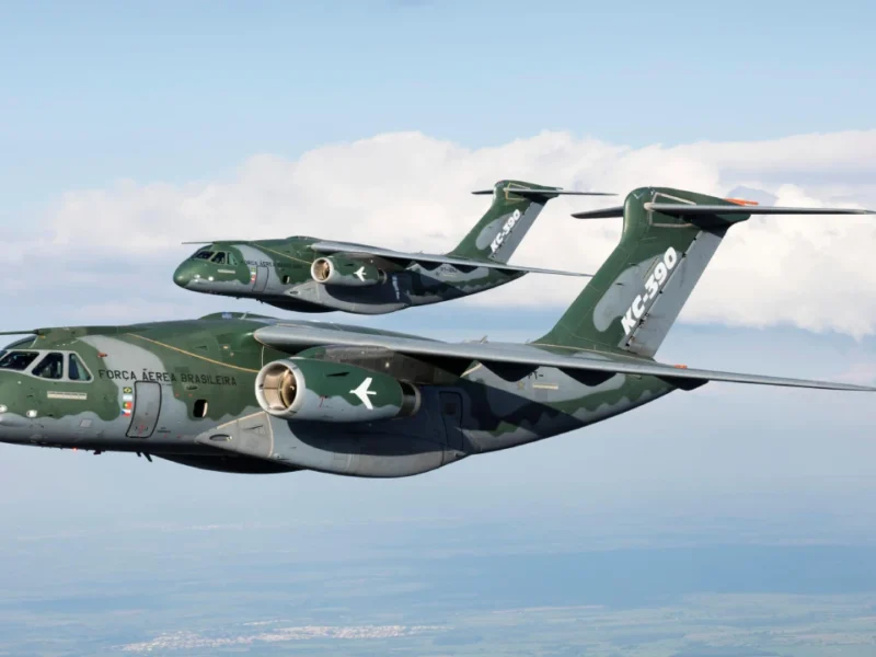 Avião militar KC-390 Millennium da Força Aérea Brasileira em voo, aeronave de transporte desenvolvida pela Embraer.