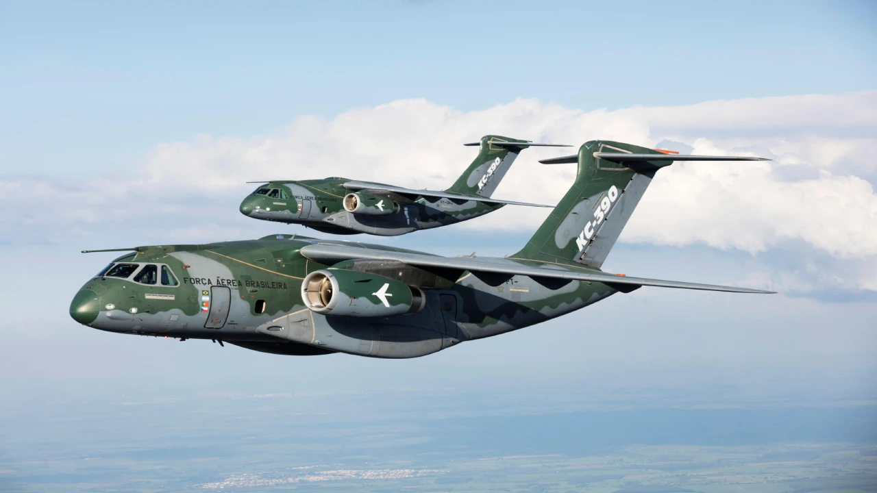 Avião militar KC-390 Millennium da Força Aérea Brasileira em voo, aeronave de transporte desenvolvida pela Embraer.