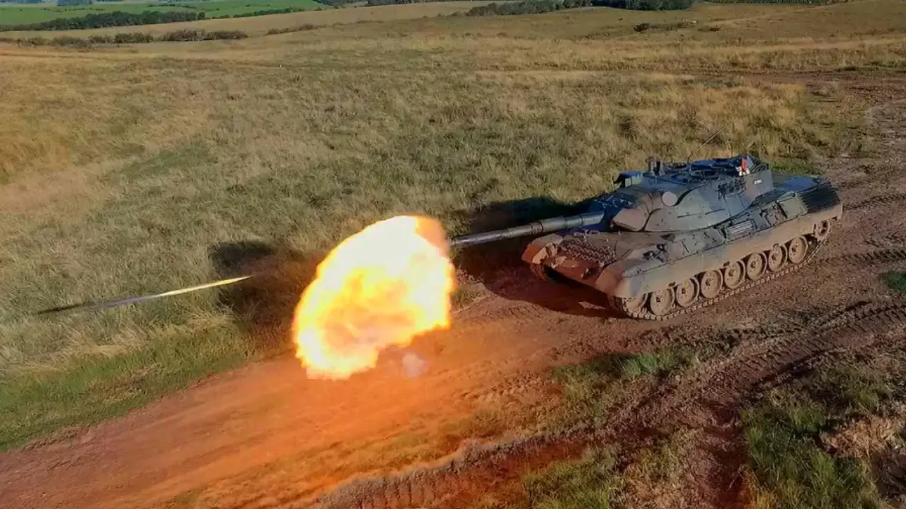 Carro de combate Leopard 1A5 BR do Exército Brasileiro realiza disparo de seu canhão durante exercício em campo aberto. Carro de combate Leopard 1A5 BR do Exército Brasileiro realiza disparo de seu canhão durante exercício em campo aberto.