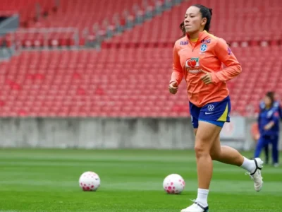 Bruninha com uniforme da Seleção Brasileira Feminina, após diagnóstico de lesão no ligamento cruzado anterior do joelho direito