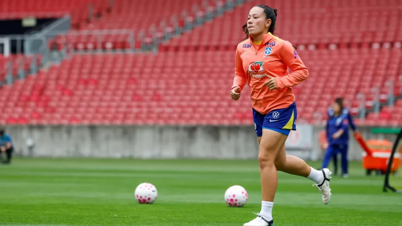 Bruninha com uniforme da Seleção Brasileira Feminina, após diagnóstico de lesão no ligamento cruzado anterior do joelho direito Bruninha com uniforme da Seleção Brasileira Feminina, após diagnóstico de lesão no ligamento cruzado anterior do joelho direito