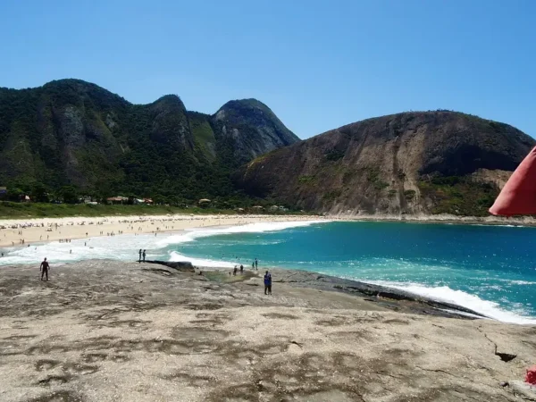Praia de Itacoatiara, em Niterói, recebe treinos de longboard em outubro
