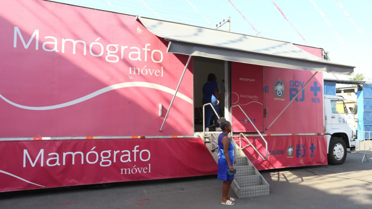 Mamógrafo Móvel atende mulheres em Nova Iguaçu durante o Outubro Rosa