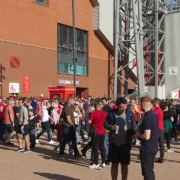 Torcedores ocupam as arquibancadas de Anfield, estádio do Liverpool