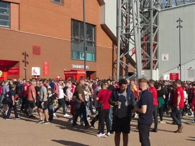 Torcedores ocupam as arquibancadas de Anfield, estádio do Liverpool