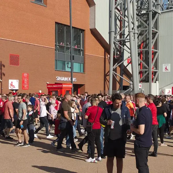 Torcedores ocupam as arquibancadas de Anfield, estádio do Liverpool
