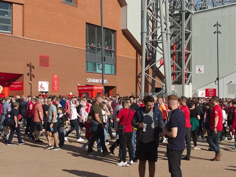 Torcedores ocupam as arquibancadas de Anfield, estádio do Liverpool