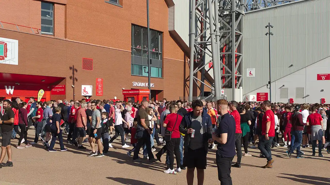 Torcedores ocupam as arquibancadas de Anfield, estádio do Liverpool