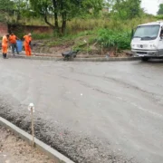 Avenida Presidente Franklin Roosevelt recebe asfalto novo em Marambaia, São Gonçalo