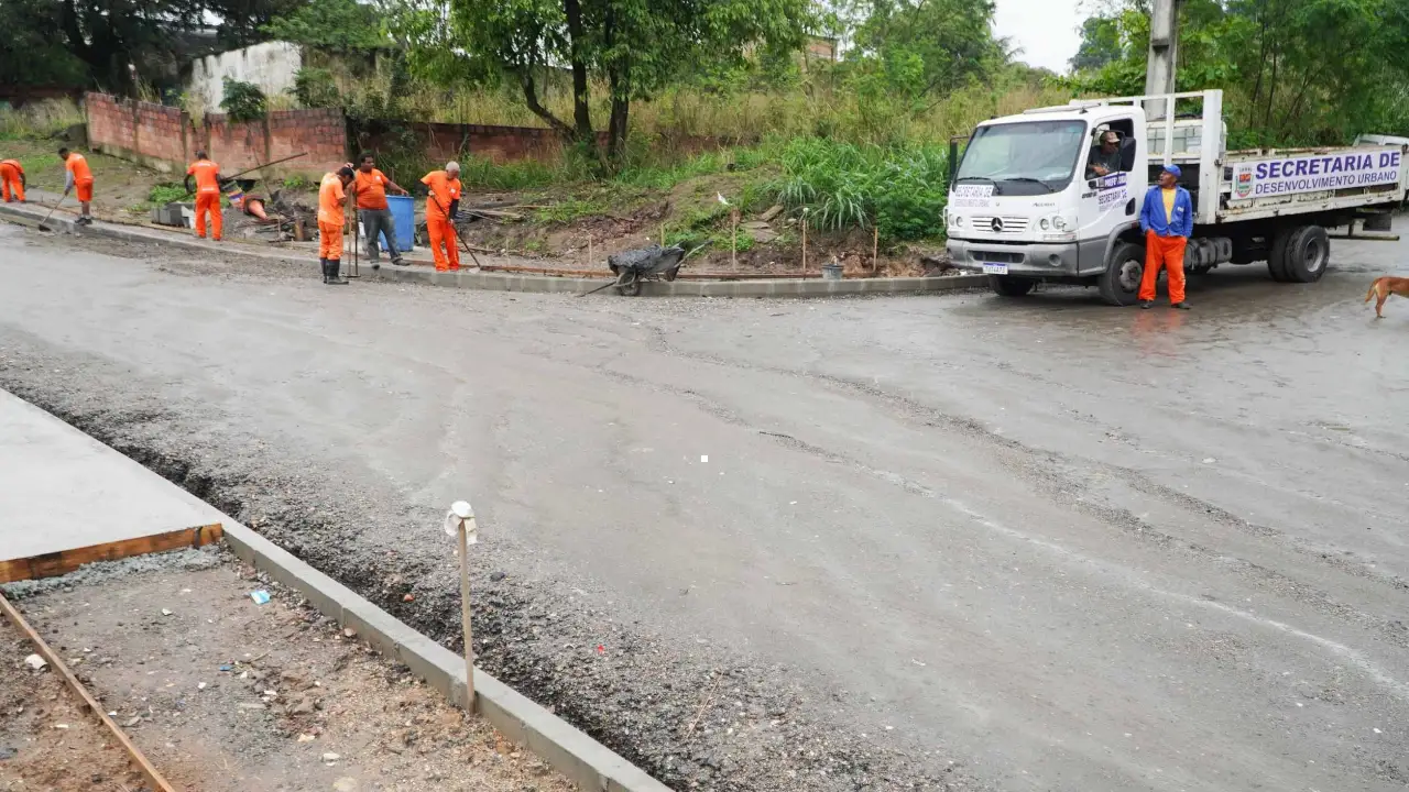 Avenida Presidente Franklin Roosevelt recebe asfalto novo em Marambaia, São Gonçalo Avenida Presidente Franklin Roosevelt recebe asfalto novo em Marambaia, São Gonçalo