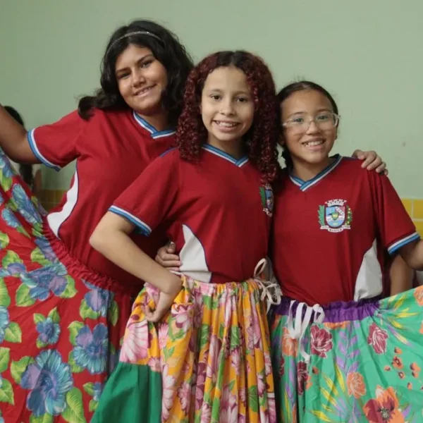 Alunos participam de atividades do Maricá das Artes em escola municipal