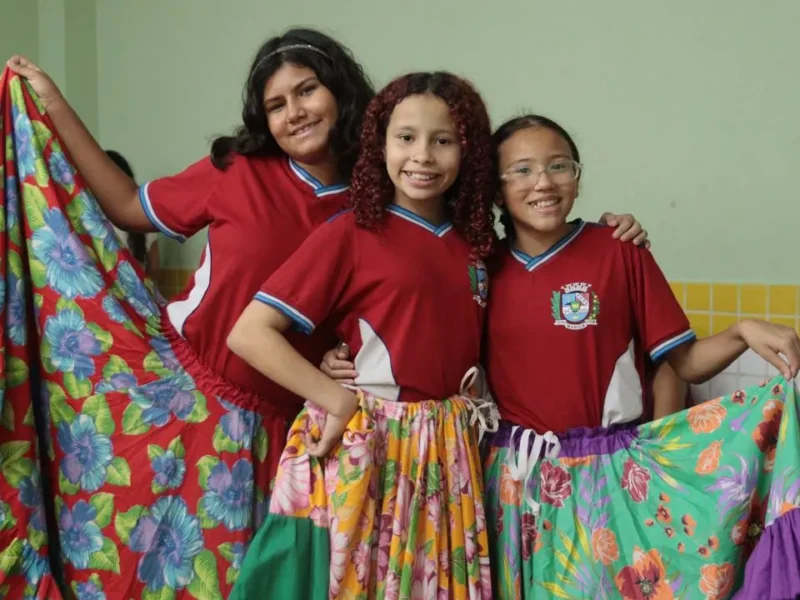 Alunos participam de atividades do Maricá das Artes em escola municipal