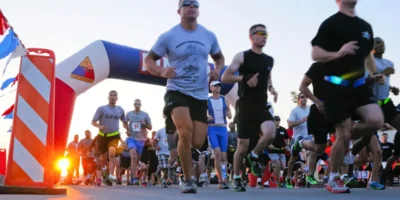Atletas participam de prova de aquathlon, modalidade que combina corrida e natação