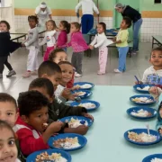Crianças durante refeição em escola pública