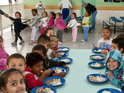 Crianças durante refeição em escola pública